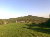 jarný pohľad na Horbok a Stavenec (ľudovo nazývaný Stavlinec)
