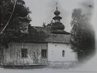 stará cerkov uprostred dediny zachytená na jedinej fotografii z roku 1922