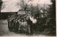 žiaci ciglanskej školy na fotografii približne z roku 1947