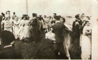svadobné tance pri cerkvi