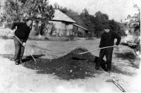 ruku k dielu priložil aj náš učiteľ - rok 1971